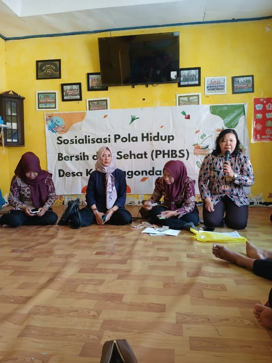 Tingkatkan Kesehatan Masyarakat, Kader Posyandu Desa Karanggondang Ikuti Sosialisasi PHBS Bersama Bidan Desa