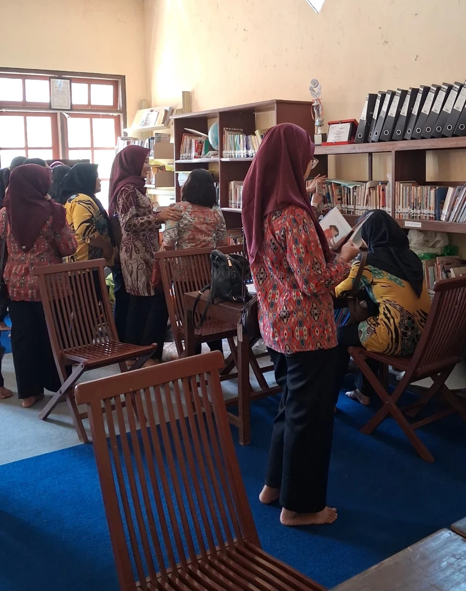 Perluas Wawasan dan Literasi Kesehatan, Kader Posyandu Karanggondang Kunjungi Perpustakaan Desa Ngudi Kaweruh