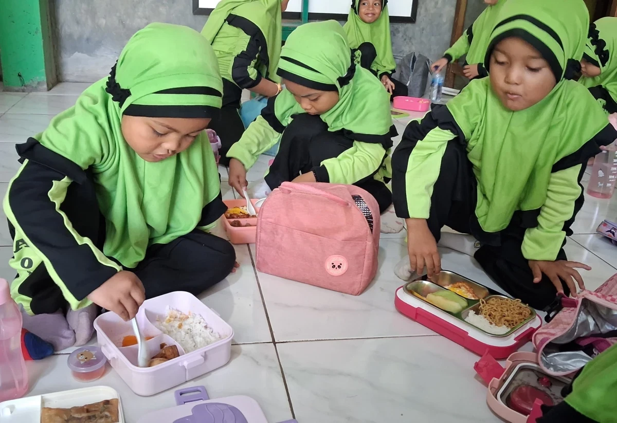 Dukung Tumbuh Kembang dan Gizi Anak, Bunda PAUD Karanggondang Pantau Kegiatan Makan Bersama di RA Darul Huda 1