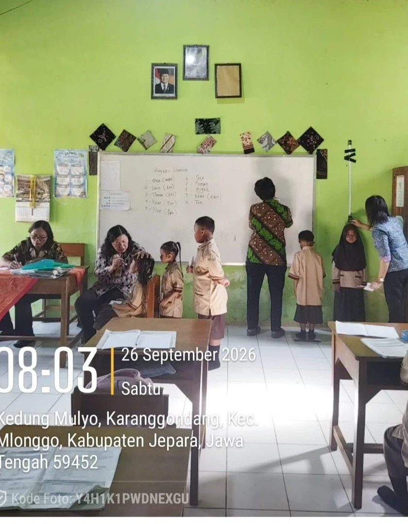 Deteksi Dini Kesehatan Siswa, Bides dan Nakes Puskesmas Mlonggo Gelar CKG di SD 12 Karanggondang