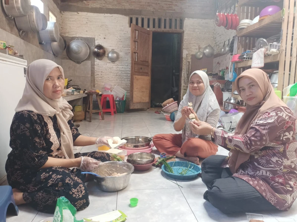 Peranan Ketua TP. PKK Desa Senenan dalam mendukung UMKM Catering "Mak Cinta"
