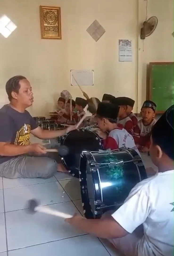 Semangat Membara! Siswa RA Darul Huda 2 Karanggondang Latihan Drumband Bersama