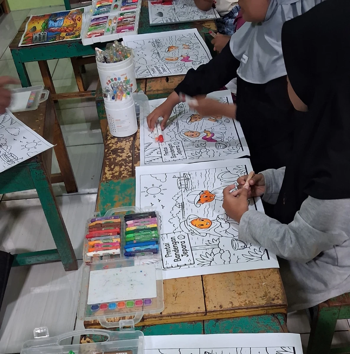 Mengembangkan Kreativitas dan Imajinasi: Siswa RA Darul Huda 1 Karanggondang Ikuti Les Menggambar Dipantau Bunda Literasi