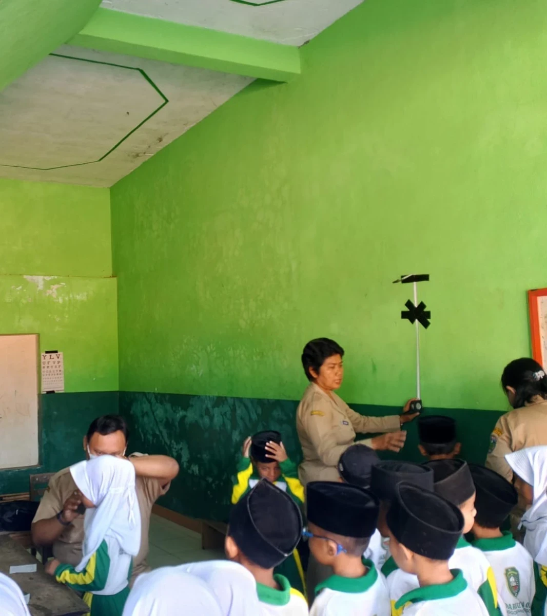 Tingkatkan Kesehatan Siswa, Bidan Desa dan Tim Puskesmas Mlonggo Gelar CKG di MI Darul Huda 2 Karanggondang