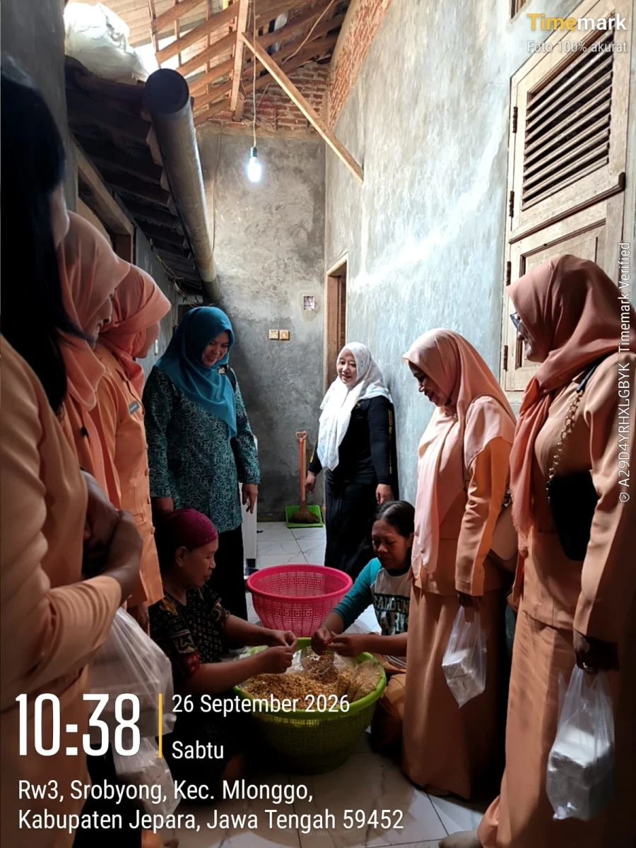 Ketua TP PKK Sekaligus Ketua Dekranasda Kecamatan Mlonggo Kunjungi UMKM Tempe Mbak Alfi Srobyong