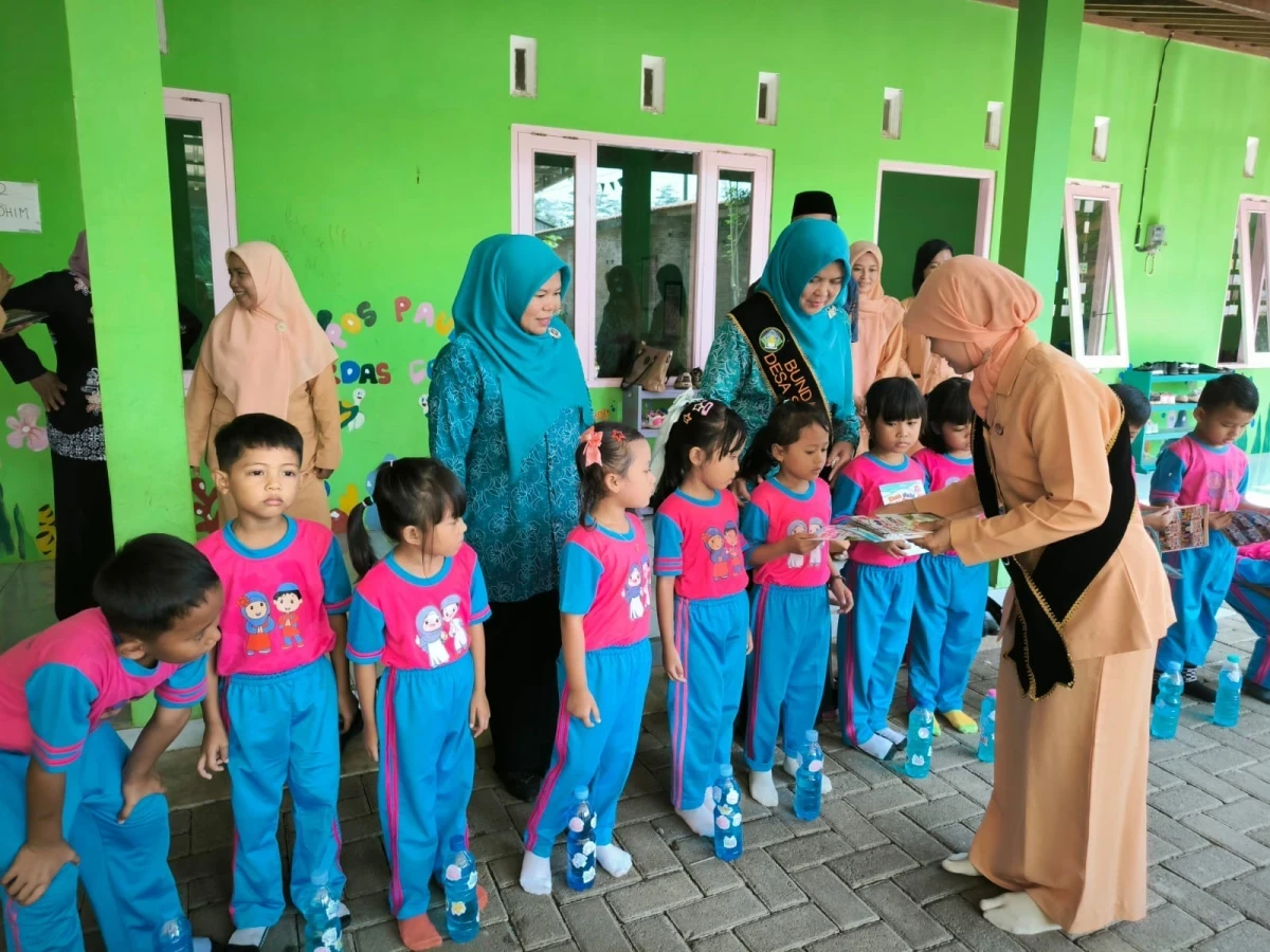 Bunda Literasi Sekaligus Bunda PAUD Kecamatan Mlonggo Berbagi Buku Cerita di Pos PAUD Cerdas Ceria Srobyong