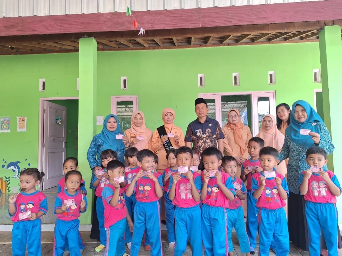 Bunda PAUD Kecamatan Mlonggo Salurkan Kartu Identitas Anak kepada Siswa Siswi Pos PAUD Cerdas Ceria Srobyong
