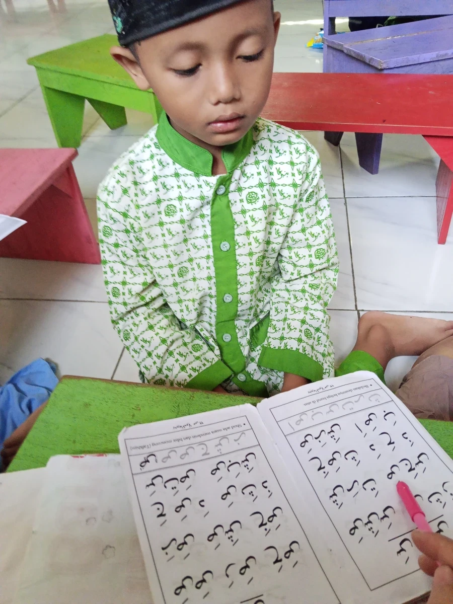 Mengajarkan ngaji anak paud