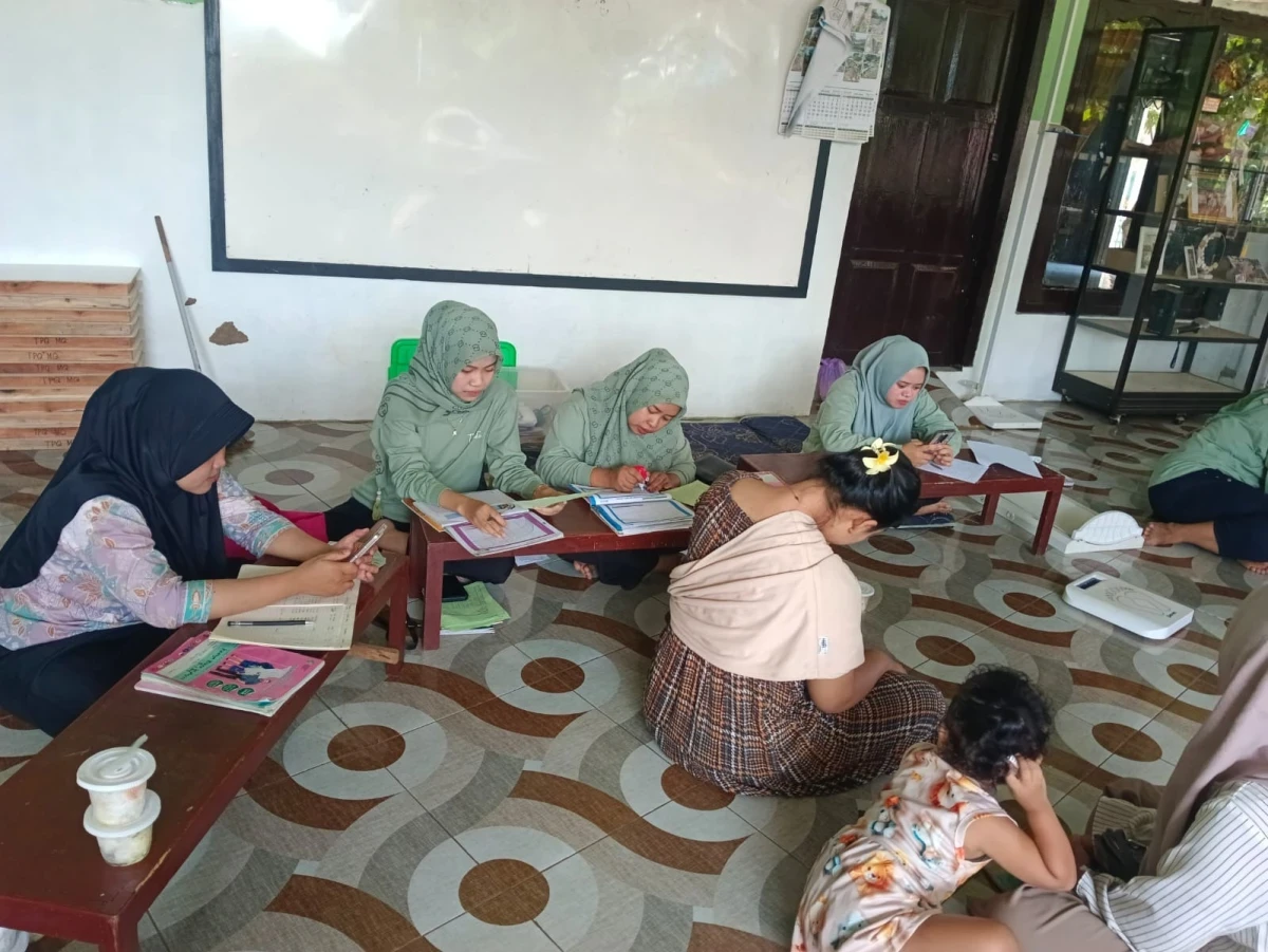 PEMBERIAN OBAT CACING DI POSYANDU TERATAI 05
