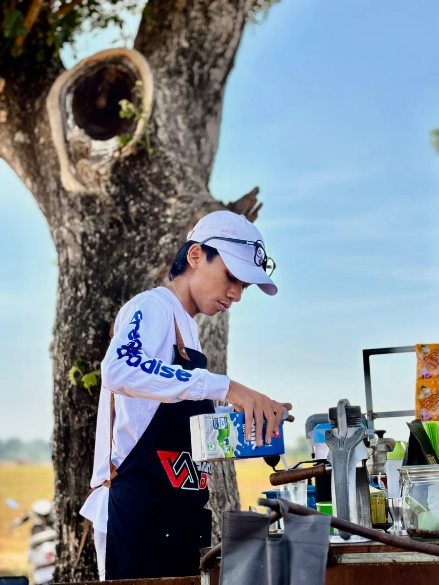 Kegiatan UMKM berjualan kopi dipinggir sawah 
