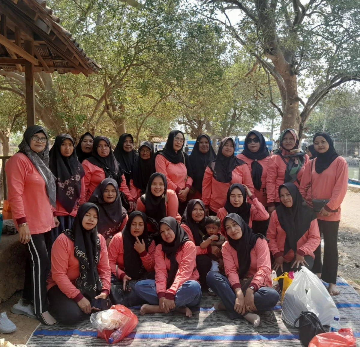 Kebersamaan Makin Erat! Serunya Outing dan Lomba Konsentrasi PKK RT 07 RW 07 Karanggondang di Pantai Teluk Awur