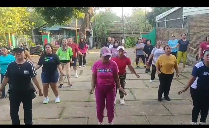 Sehat dan Bugar Bersama! Semangat Senam Sore Ibu-Ibu PKK RT 05 RW 04 Desa Karanggondang
