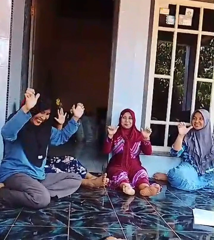 Jaga Silaturahmi dan Kesehatan! Pertemuan Rutin PKK RT 03 RW 05 Karanggondang Diisi Arisan Hingga Senam Jari Pencegah Stroke