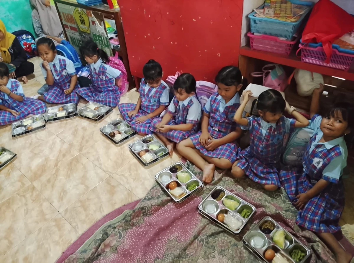 Dukung Tumbuh Kembang dan Gizi Anak, Bunda PAUD Kawak Pantau Kegiatan Makan Bersama MBG di KB Nusa Bhakti Kawak