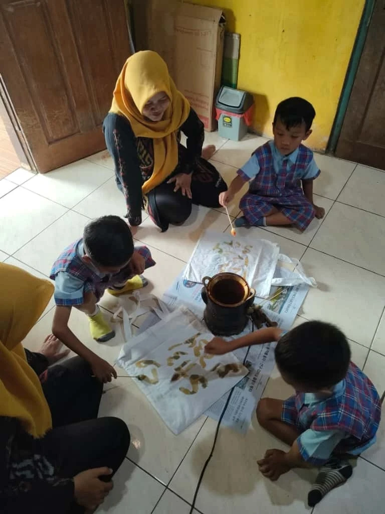 Belajar dan Berkarya Bersama, Bunda PAUD Kawak Ikuti Kegiatan Merawat Pekarangan, Membatik, dan Memelihara Hewan Ternak