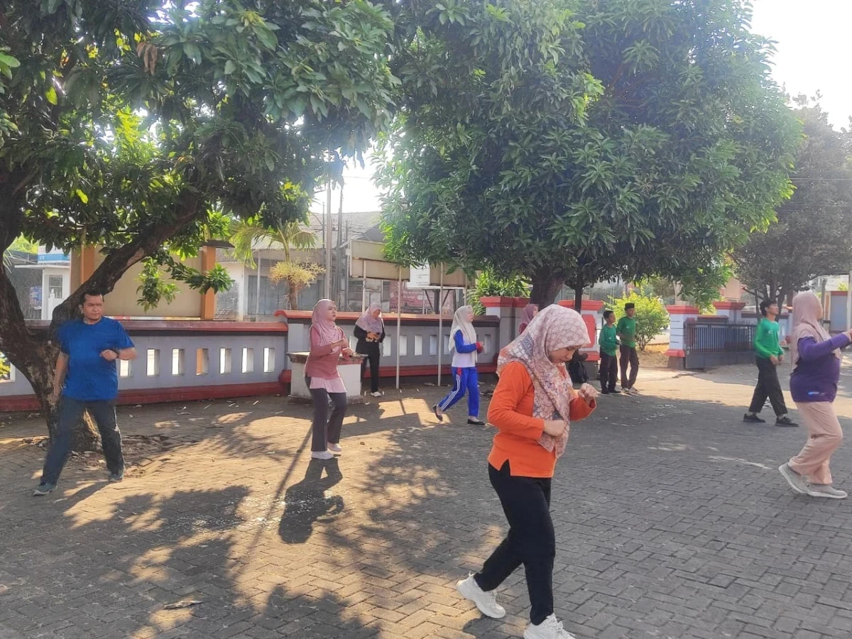 Senam Bugar di Halaman Kecamatan Pecangaan