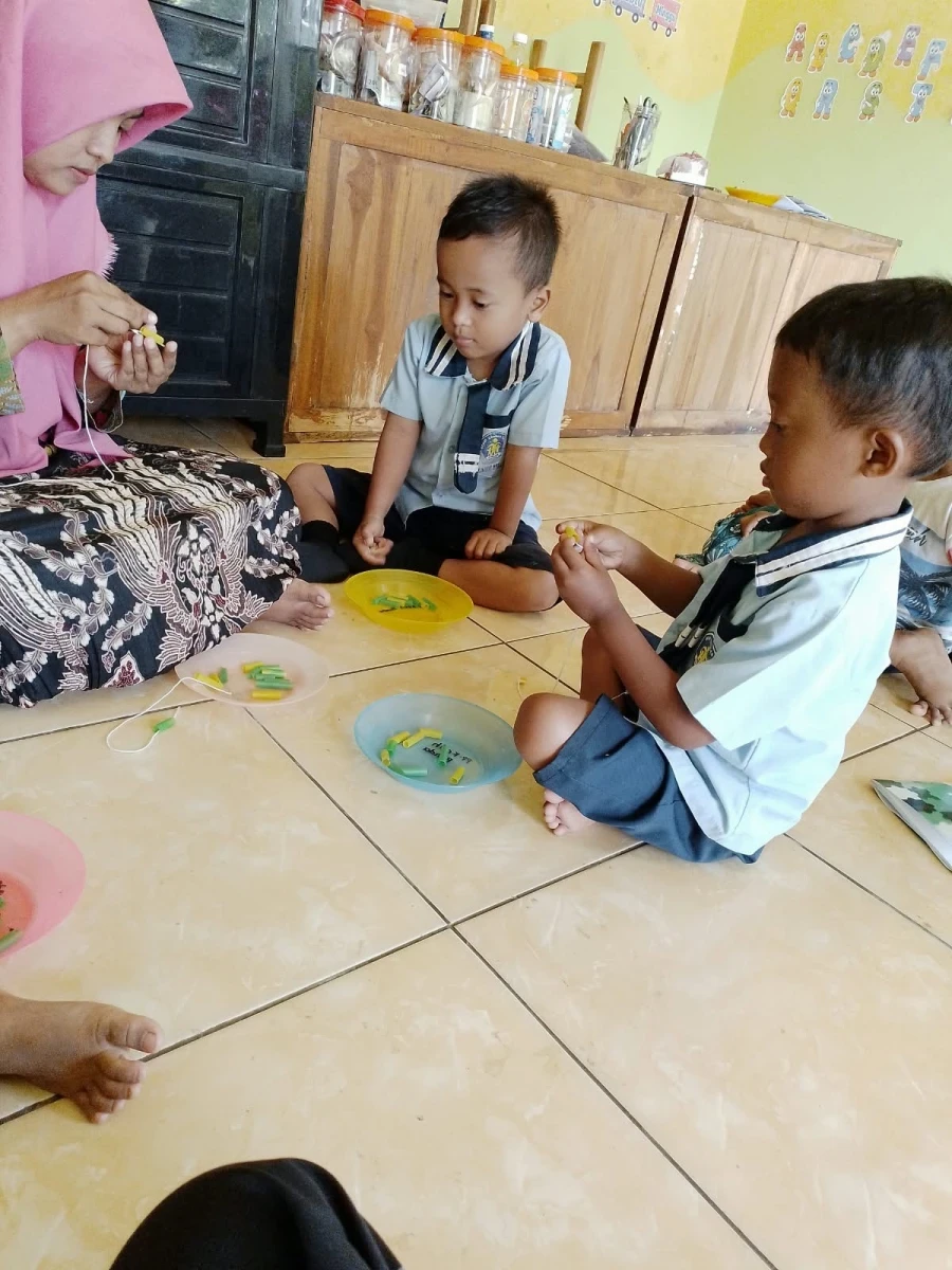 Pembelajaran Meronce Sedotan Pos Paud Kasih Bunda