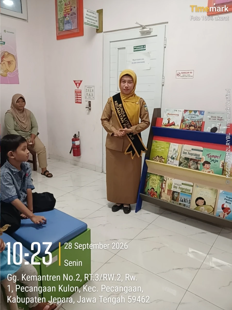 BUNDA LITERASI KECAMATAN PAKIS AJI MENGAJAK PENGUNJUK MEMBACA DI POJOK BACA