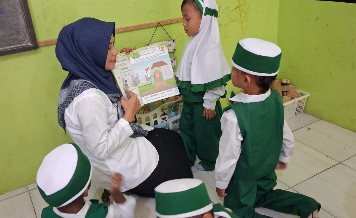Ekspresi Kreatif dan Keberanian Bercerita: Kegiatan Mewarnai serta Presentasi Karya Siswa Kelompok A1 dan A2 RA Darul Huda 1 Karanggondang