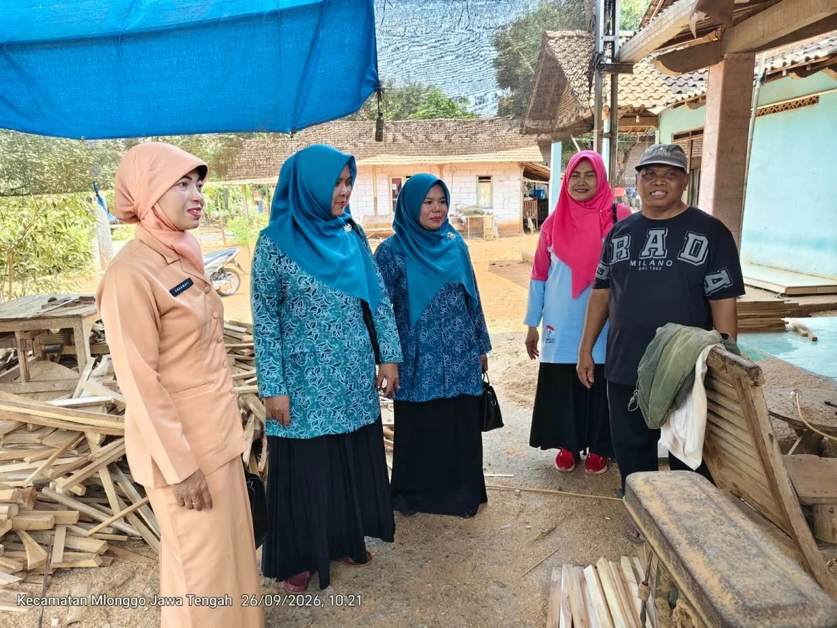 Ketua Dekranasda Kecamatan Mlonggo Kunjungi UMKM Furniture Desa Srobyong