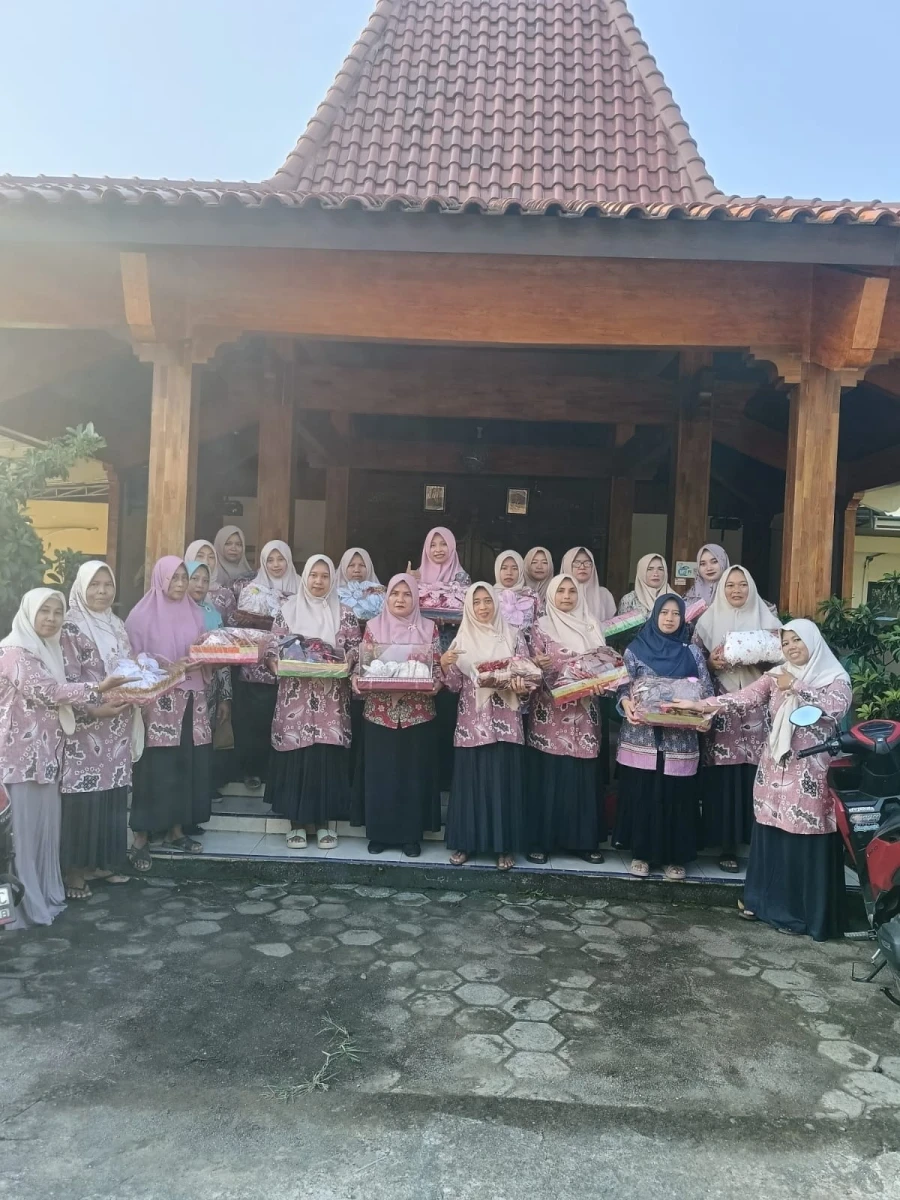 Kegiatan Rutin Pertemuan TP PKK Desa Kaligarang (Pelatihan Membuat, Menghias Hantaran Mukena dari POKJA 2)