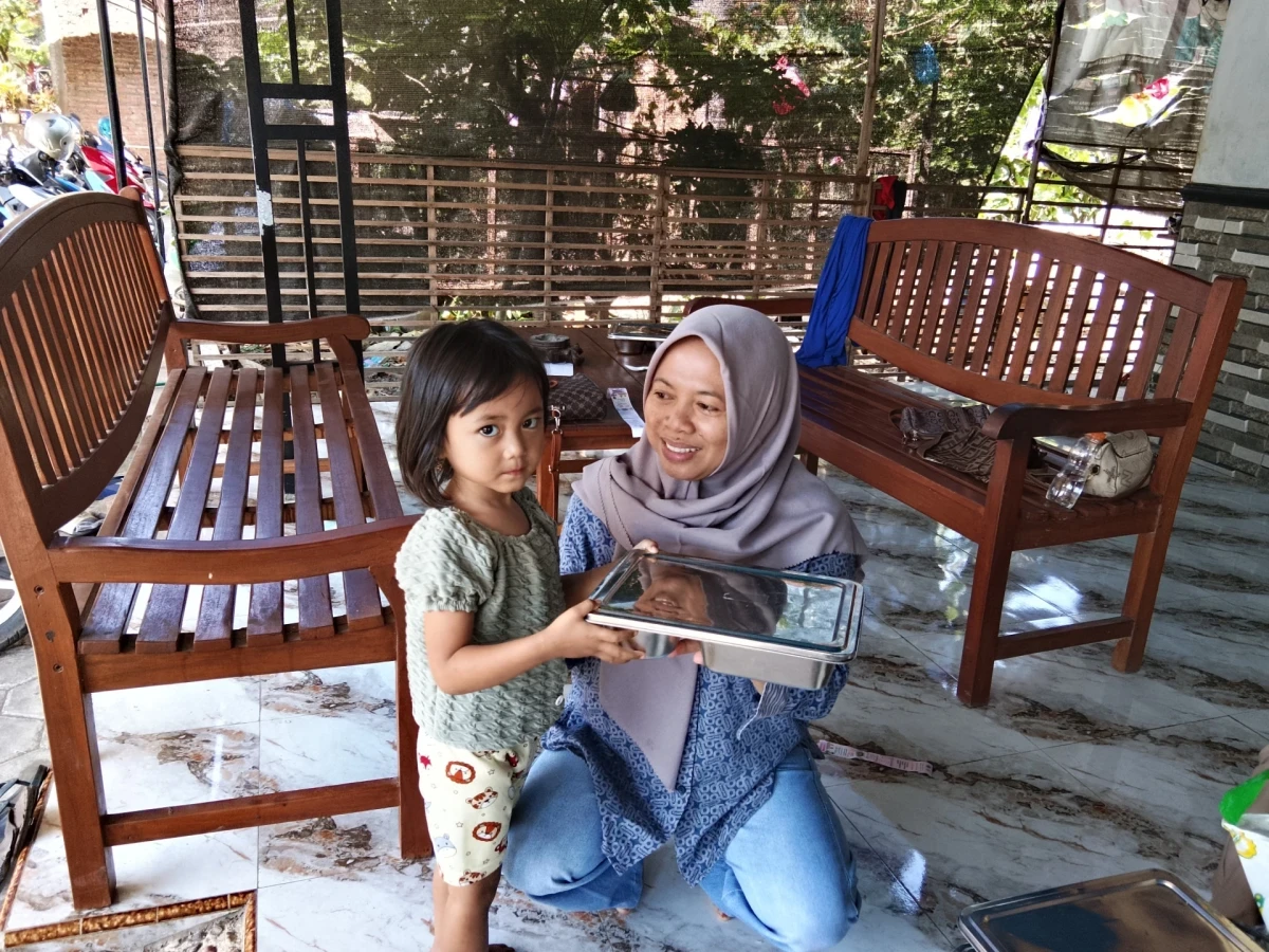 Ketua TP.PKK MENDAMPINGI KADER DALAM PENDISTRIBUSIANBG 3B