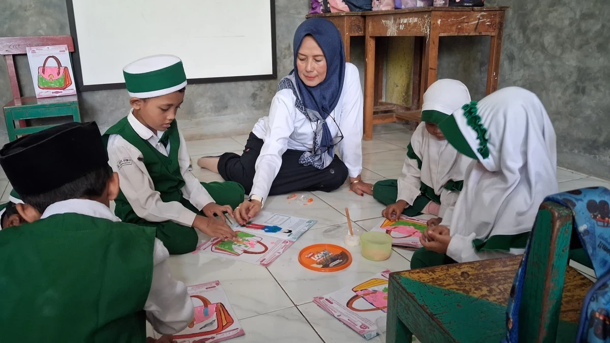 Menumbuhkan Kreativitas dan Motorik Halus Melalui Kegiatan Mewarnai dan Menempel di Kelas B2 RA Darul Huda 2