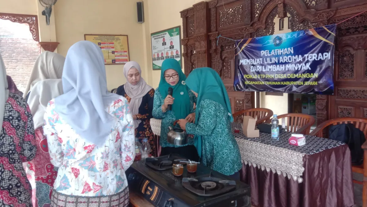 Narasumber Pelatihan membuat Lilin aromaterapi dari limbah minyak jelantah 