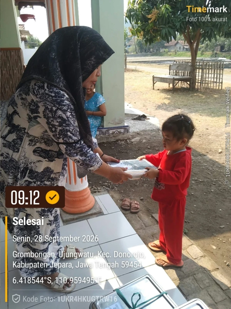 PENDISTRIBUSIAN MAKANAN BERGIZI GRATIS ( MBG ) DI POS 06 RW 03 DUKUH GROBOGAN