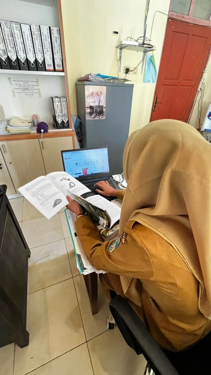 Bunda Literasi Karanggondang Pantau Langsung Pendataan Buku Perpustakaan untuk Tingkatkan Kualitas Layanan
