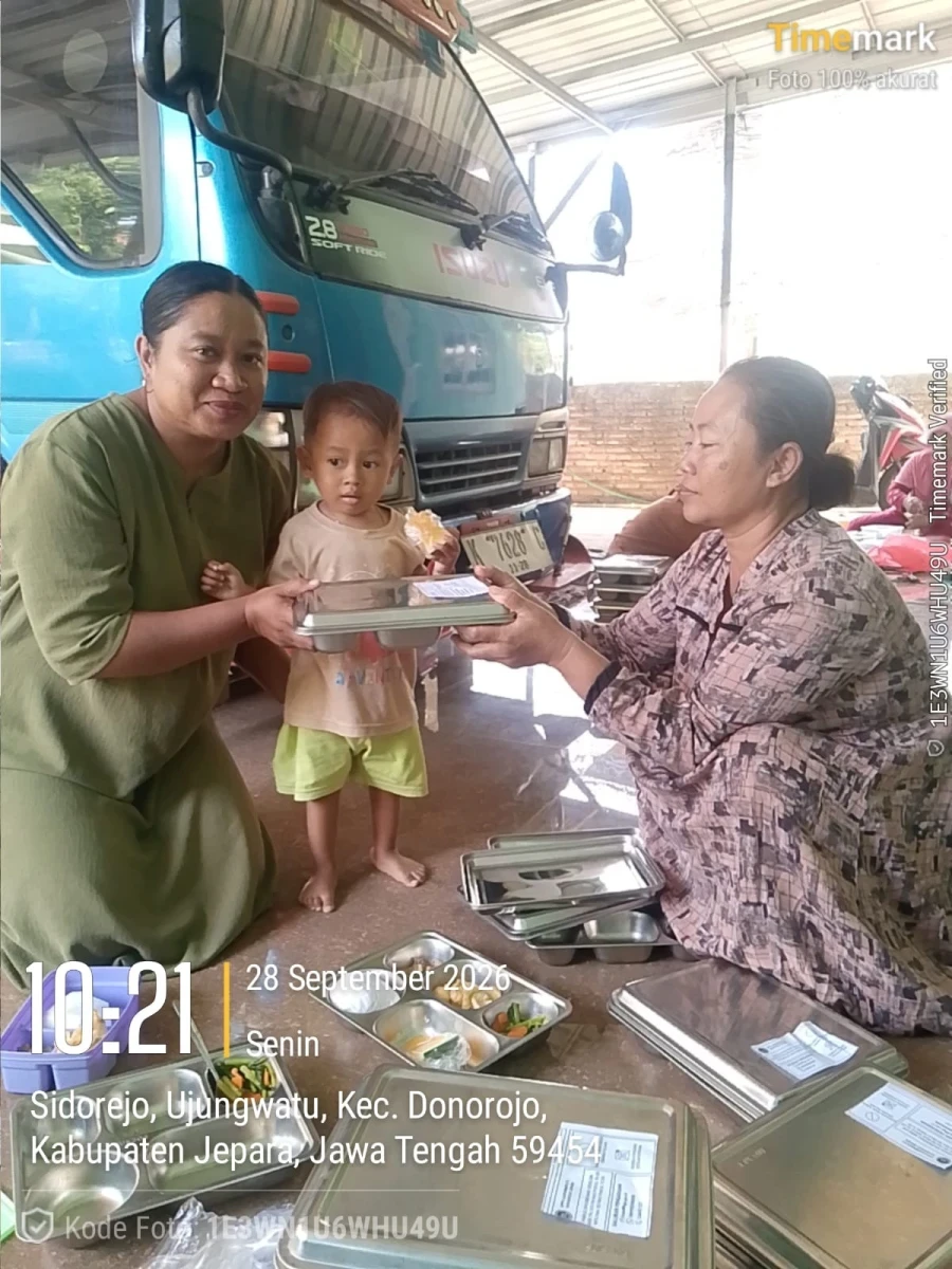 TP.PKK DESA DAMPINGI PENDISTRIBUSIAN MBG DI POS 02 RW 02 DUKUH SIDOREJO