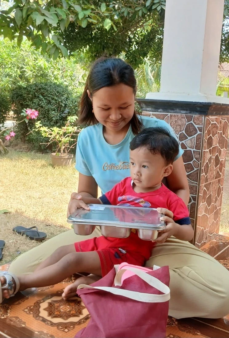 Penyaluran Program Makan Bergizi Gratis (MBG) Bagi Bumil, Busui, dan Balita di Posyandu Harapan 4 RW 06 Desa Karanggondang