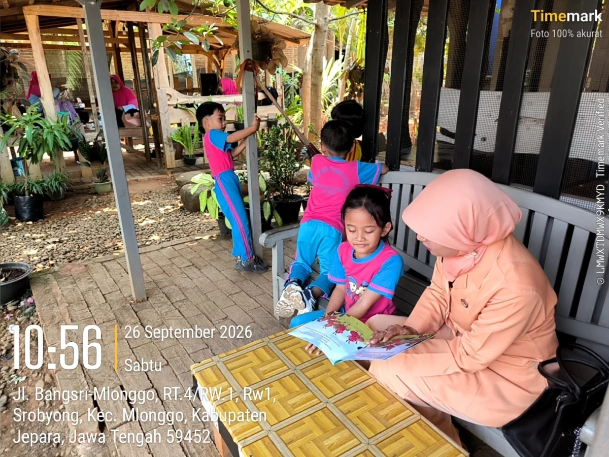 Bunda Literasi Kecamatan Mlonggo Sekaligus Ketua DWP Kecamatan Mlonggo Sapa Anak PAUD dan Tumbuhkan Cinta Membaca di Pos PAUD Cerdas Ceria Srobyong