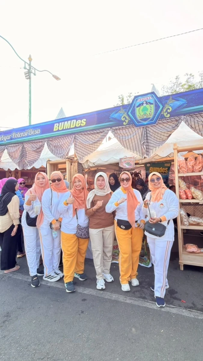 Ketua Dekranasda Kecamatan Pakis Aji mendampingi penutupan stand Bumdes Kecamatan Pakis Aji
