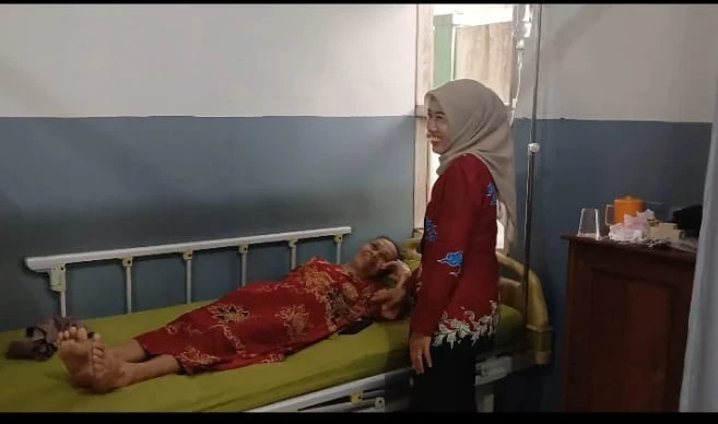 Dalam rangka program PKK Sahabat Keluarga Ketua TP PKK Kecamatan Pakis Aji melaksanakan kegiatan kunjungan kepada pasien di Puskesmas Pakis Aji