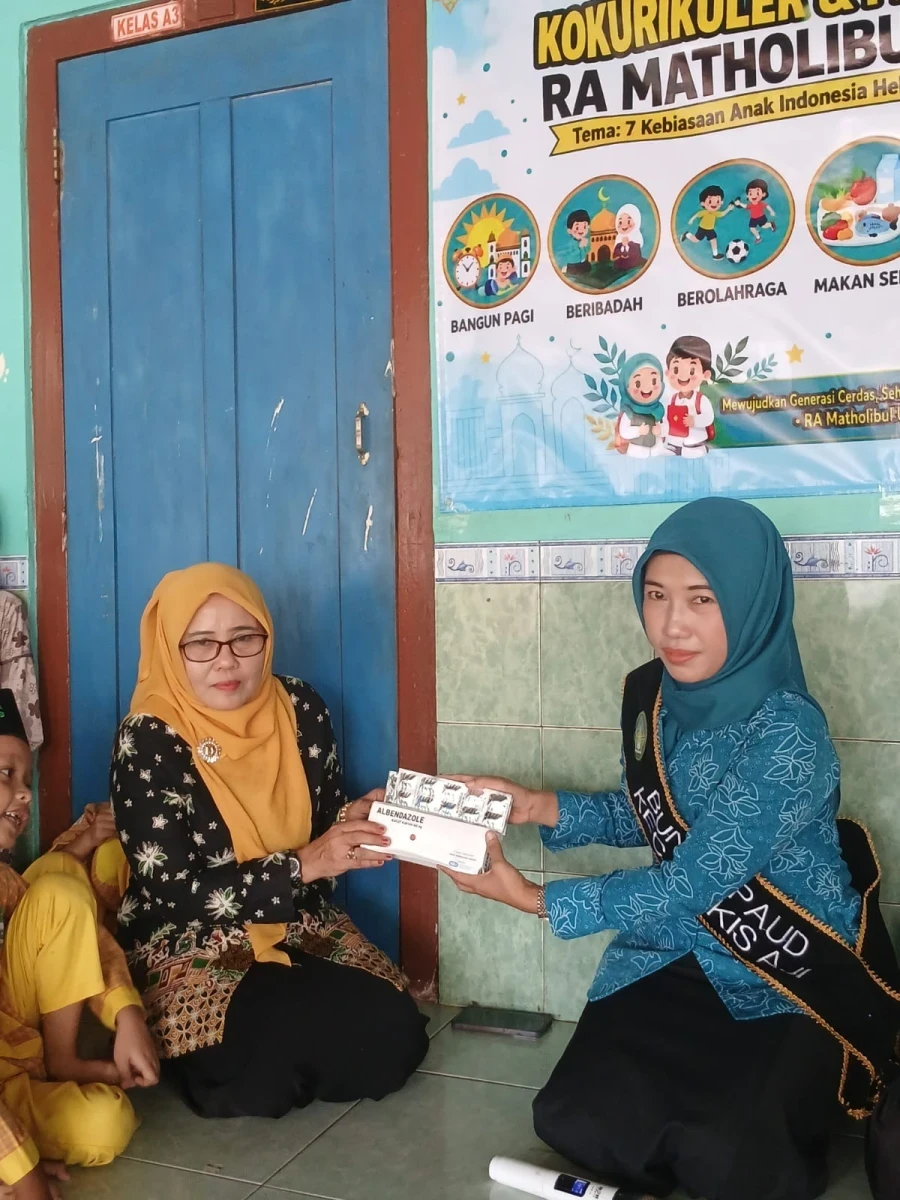 Bunda PAUD Kecamatan Pakis Aji Memberikan bantuan obat cacing kepada anak-anak RA Matholibul Ulum Desa Lebak,