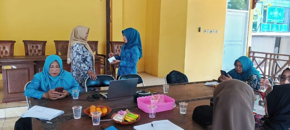 TP PKK Kecamatan Pakis Aji Memberikan hadiah apresiasi kepada operator Smart Kartini Desa Plajan