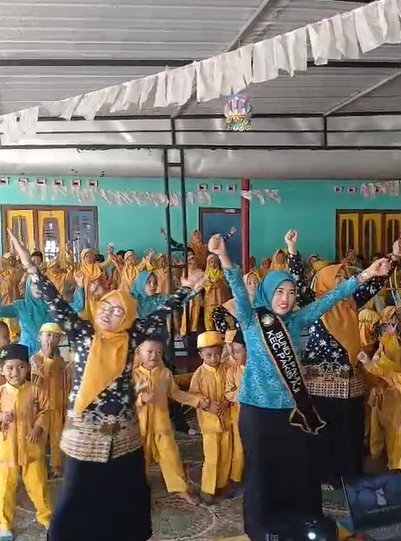 Bunda PAUD Kecamatan Pakis Aji Melaksanakan kegiatan senam bersama anak-anak RA Matholibul Ulum Desa Lebak
