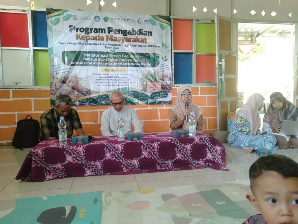 Pelatihan membatik teknik pewarnaan bahan alam (kulit kayu mahoni)