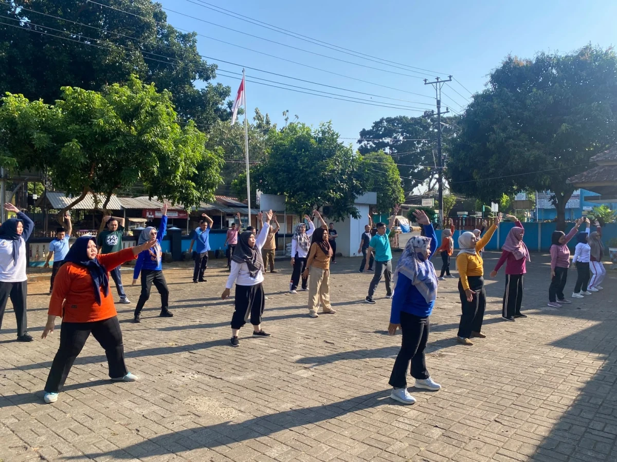 TP PKK Kecamatan Kembang Mengikuti Senam Pagi Bersama