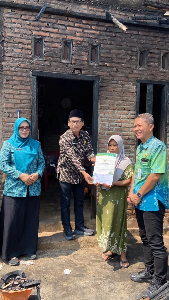 Ketua TP PKK Kecamatan Kembang Mendampingi Penyaluran Bantuan Baznas kepada Korban Bencana Sosial
