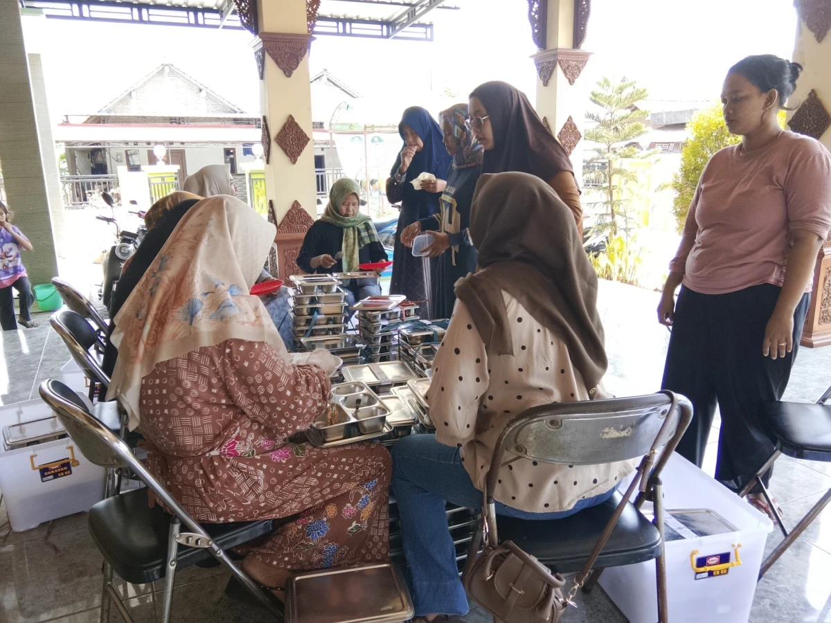 Ketua Tp . PKK desa Demangan mendampingi kader dalam pendistribusian MBG 3B 