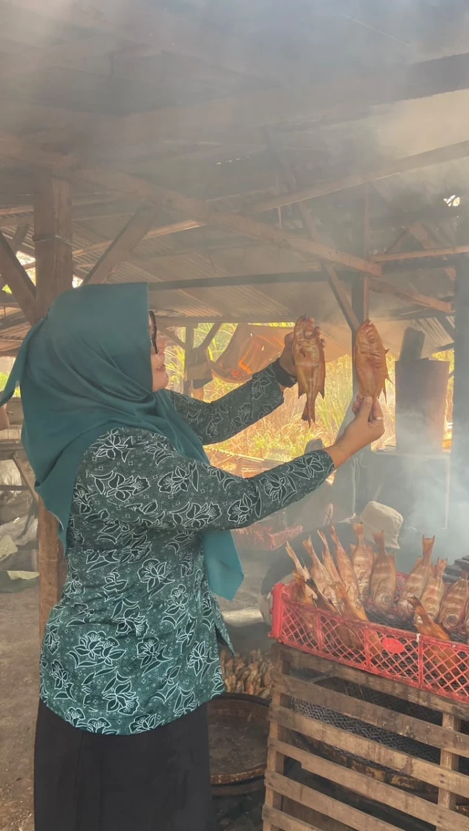 Ketua TP PKK Kecamatan Kembang Dorong Kemajuan UMKM melalui Gerakan Melarisi Produk Lokal (Ikan Asap Dermolo)