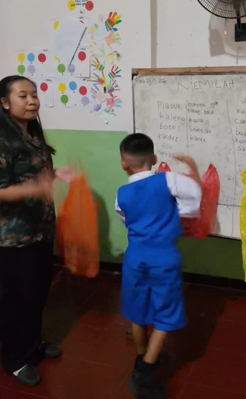 Belajar Memilah Sampah: Mengenal Jenis Organik dan Anorganik di TK Hosana Karanggondang