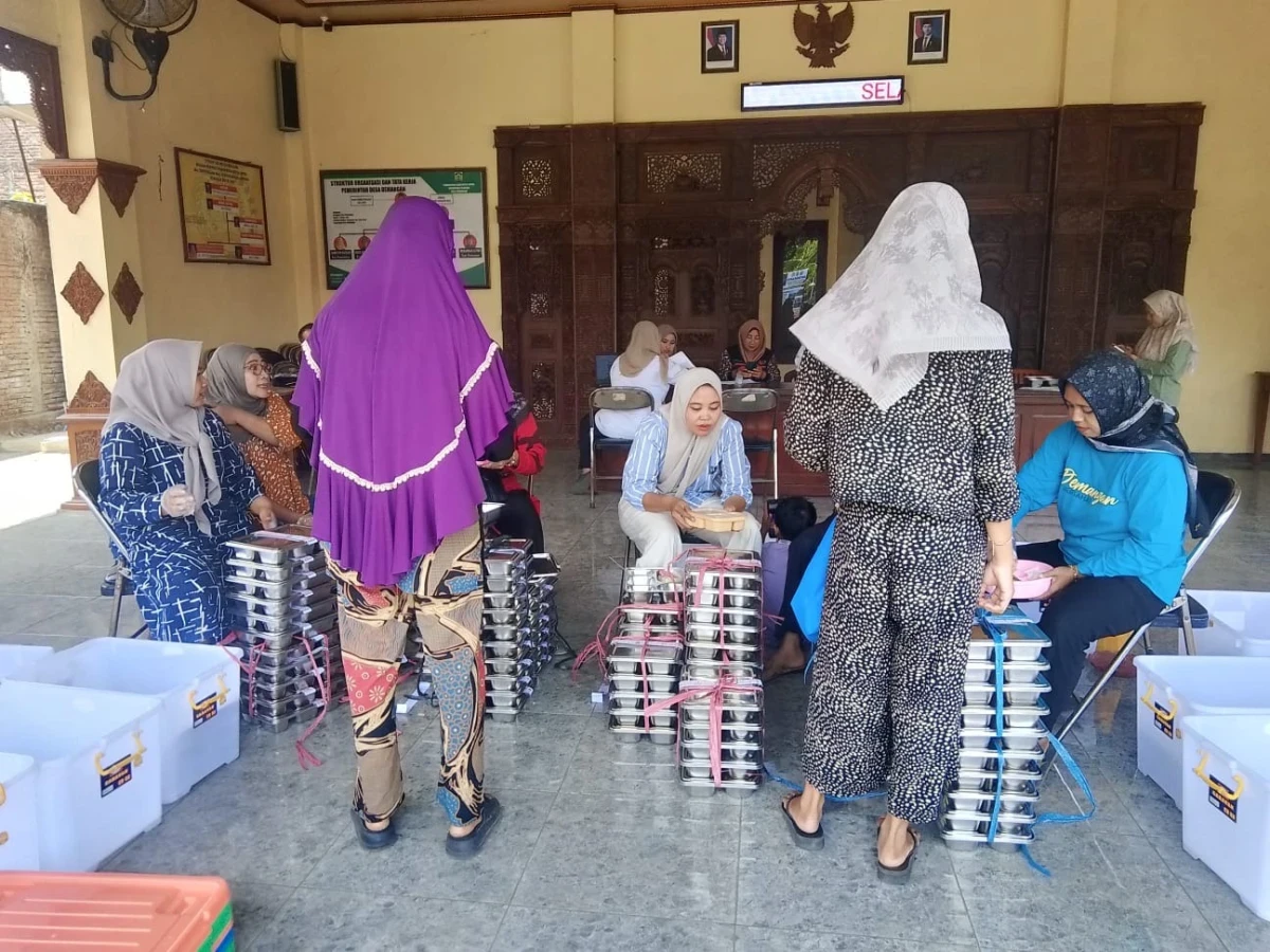 Ketua TP.PKK MENDAMPINGI KADER DALAM PENDISTRIBUSIANBG 3B