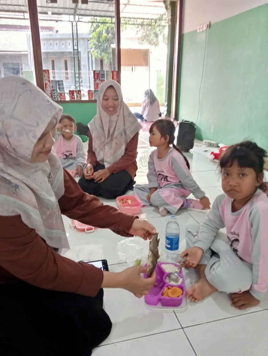 SAPA Bunda Paud Desa Demangan ke RA MAFA DEMANGAN MENGAJAK ANAK-ANAK UNTUK GEMAR MAKAN IKAN 