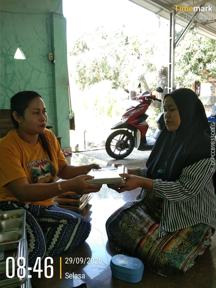 TP.PKK DESA DAMPINGI PENDISTRIBUSIAN MAKANBERGIZIZ GRATIS (MBG) DI POS 02 RW 02 SIDOREJO