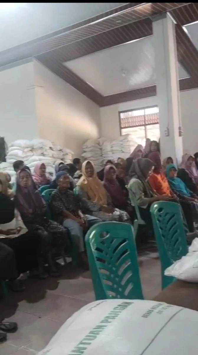 Pembagian beras 