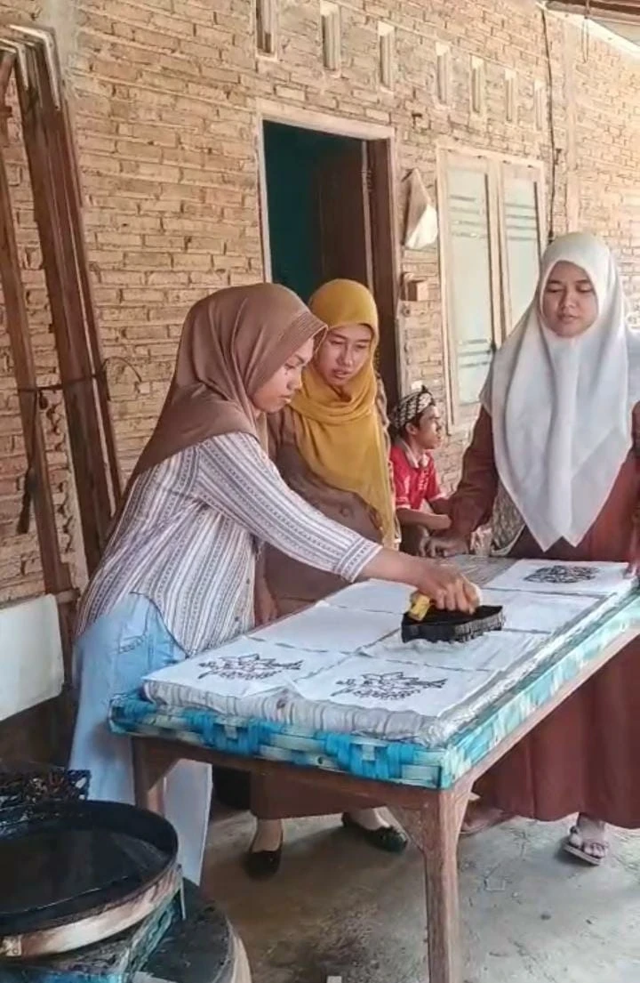 Kunjungan ketua Dekranasda Kecamatan Pakis Aji ke UMKM Batik Madina Lebak