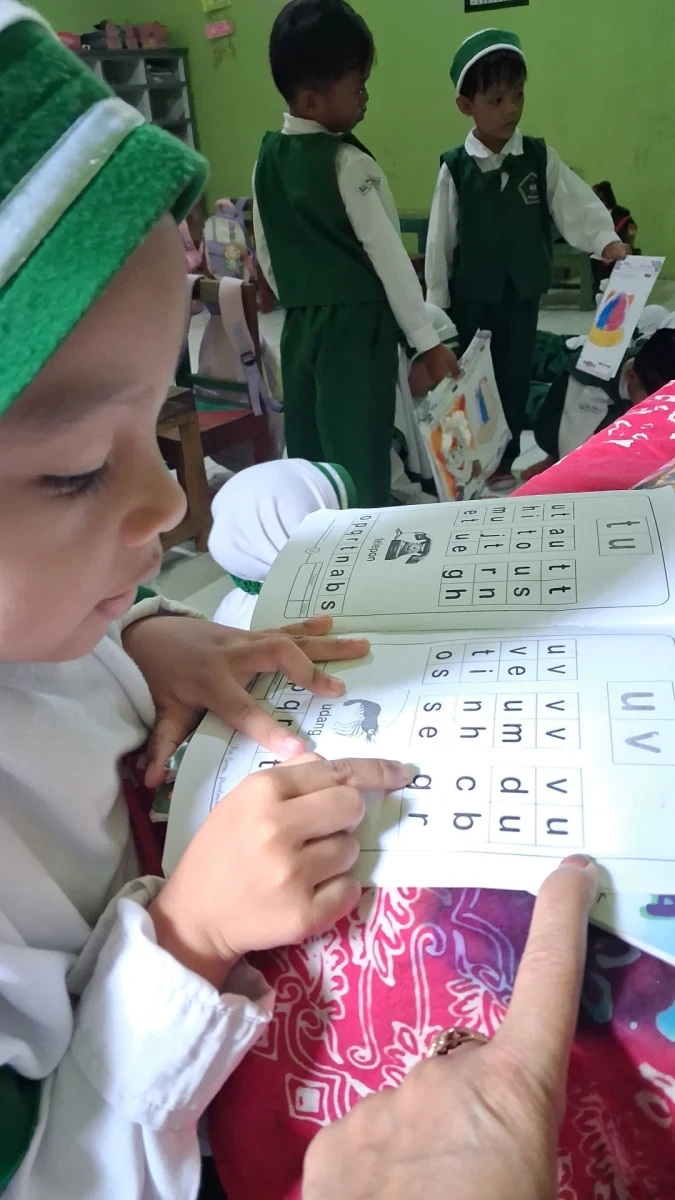 Kegiatan Pembelajaran Membaca Huruf Abjad Kelas A1 RA Darul Huda 1 Desa Karanggondang